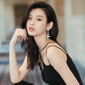 ​除了大长腿，奚梦瑶的高阶性感还靠T
