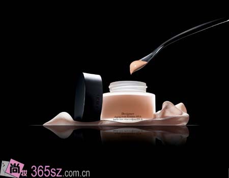 2009秋冬在阿玛尼时装秀的T台上呈现了以本色(一种介于灰色和米色的中间色)为主基调的优雅妆容。被时尚圈认为是不使用颜色的设计师,大师是本色的创始人,自然色调的平静安宁,看似无形,却创造了超越时空的永